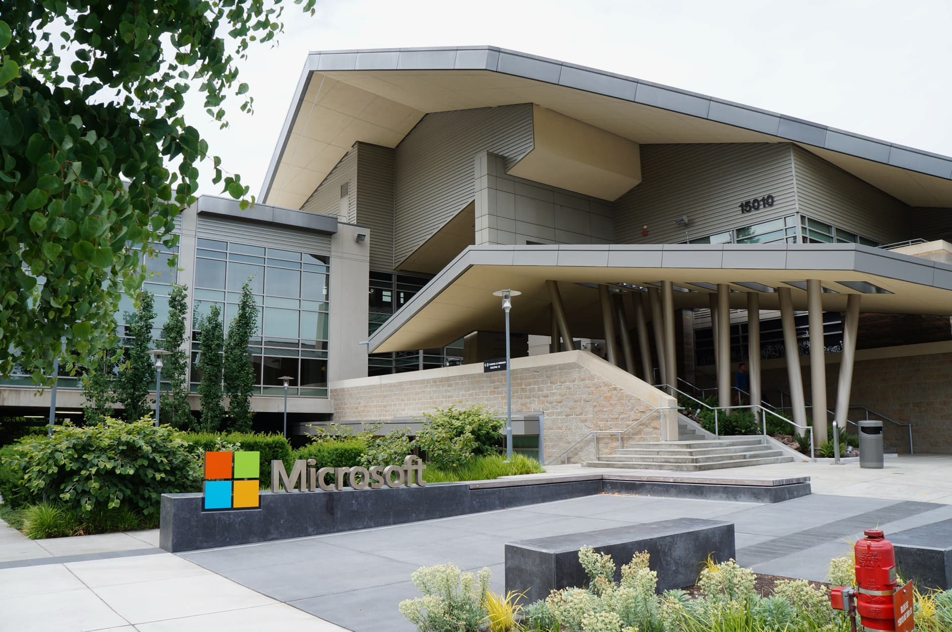 „Microsoft" deda 2,5 mlrd. USD ir 6 000 inžinierių, kad AI galiausiai pradėtų veikti įmonėse