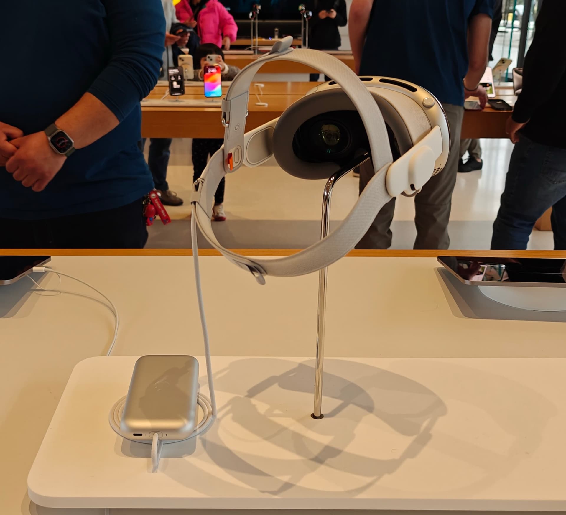 „OpenAI“ perviliojo „Apple Vision Pro“ aparatūros vadovą Paulą Meade'ą — ir tai daugiau nei eilinis perbėgimas