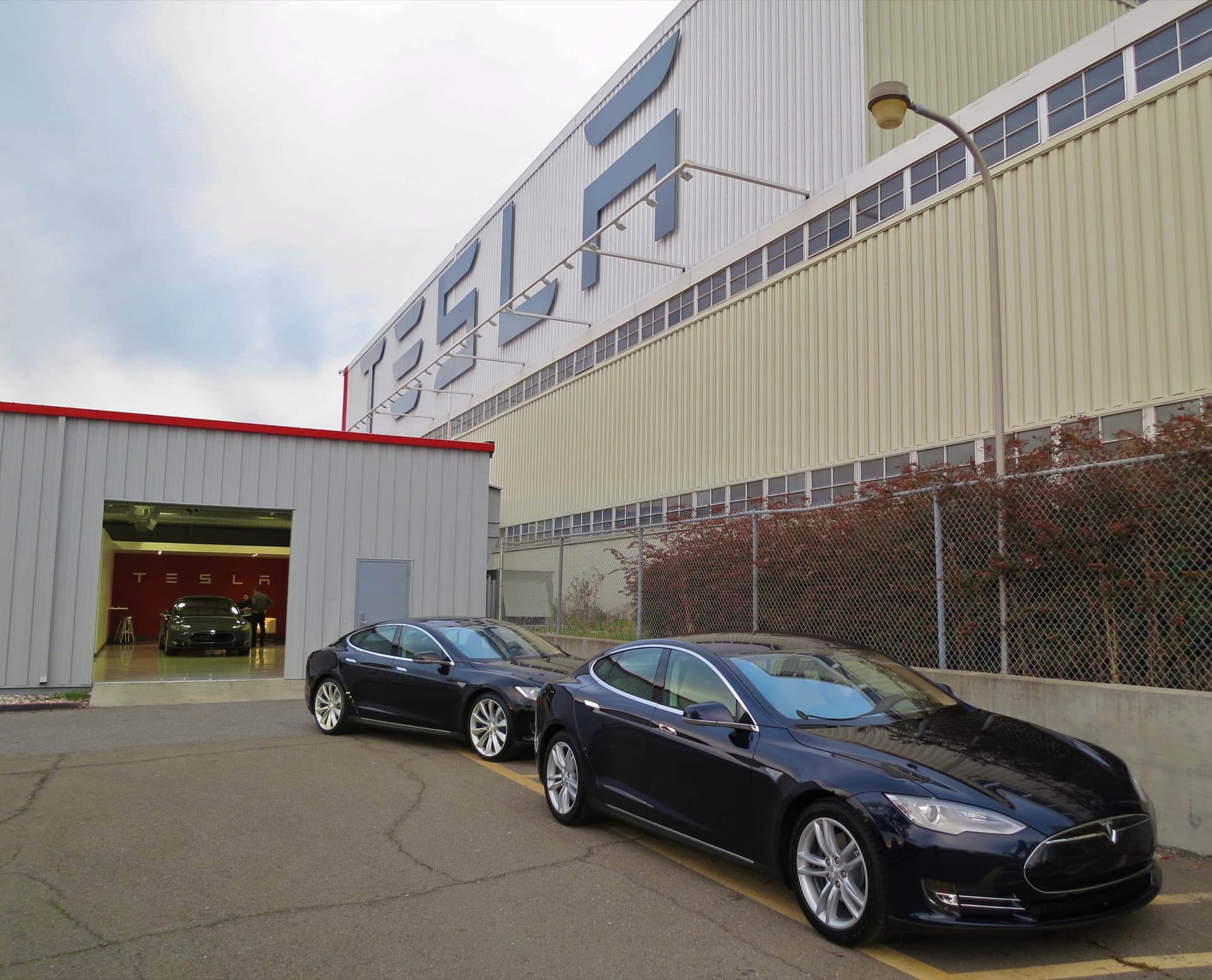 Tesla riboja darbuotojų AI išlaidas iki 200 USD per savaitę – ir tai ženklas visai rinkai