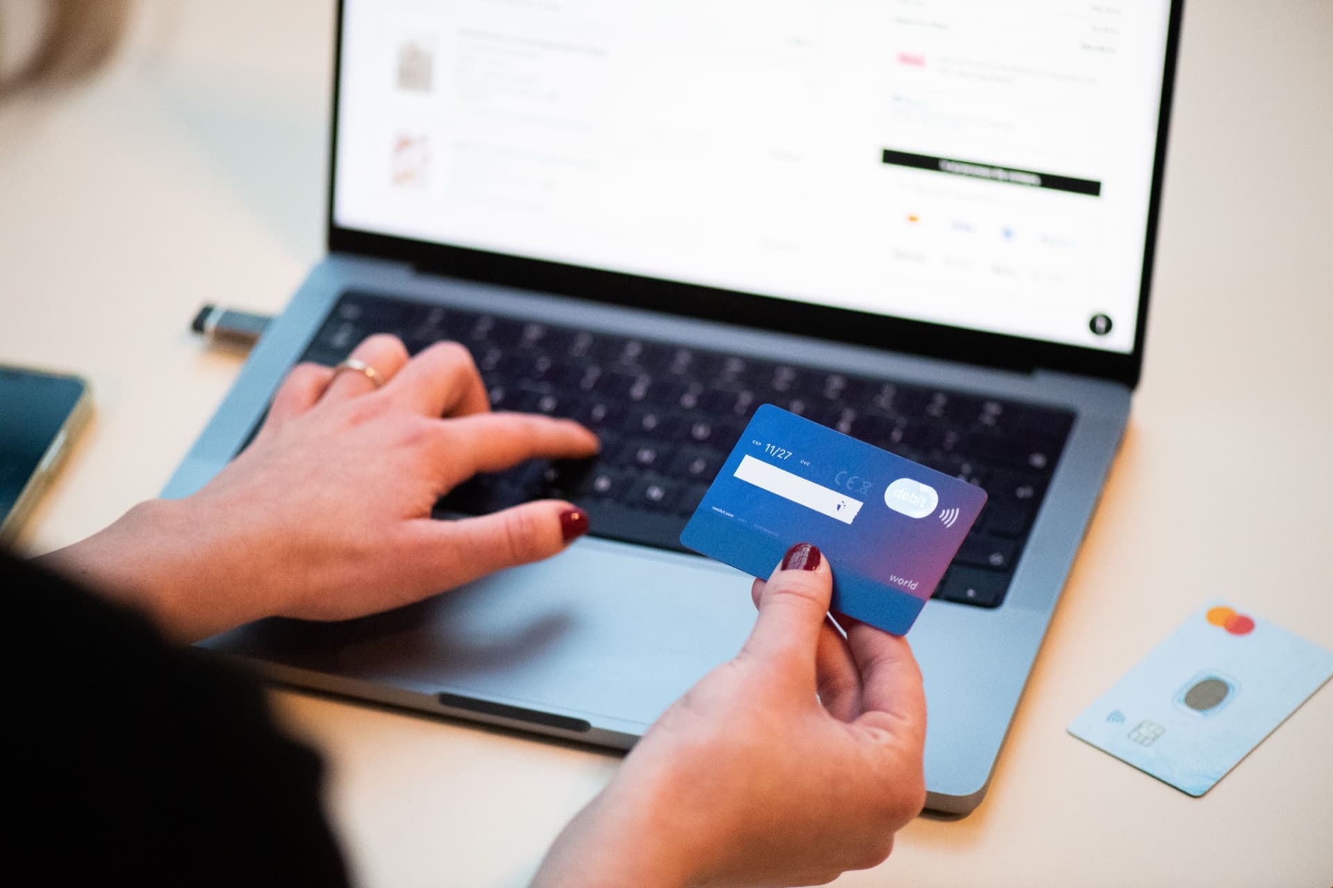 Du trečdaliai vartotojų pasiruošę leisti AI apsipirkti – bet tik su patvirtinimu